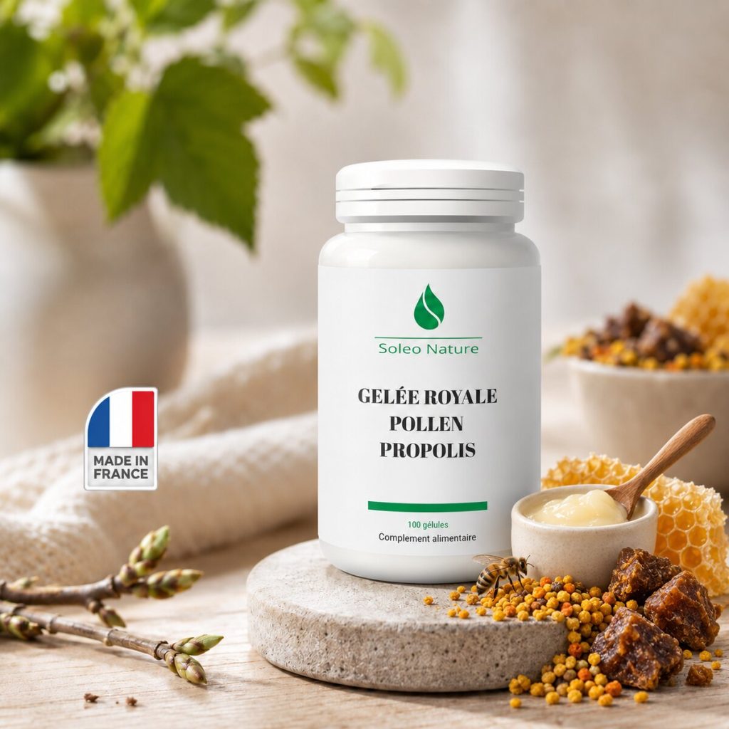 Pilulier blanc de 100 gélules Gelée royale, pollen et propolis Soléo Nature, posé sur un galet de pierre claire